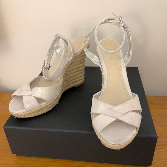 Never Worn ALDO Champagne Shimmer Nubuck Espadrilles - Size 7 - Picture 2 of 7